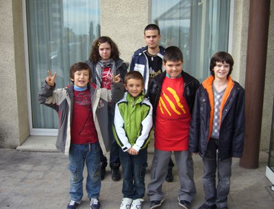 Sis nens del Club d'Escacs Ripollet participen a un torneig infantil a Barberà.
