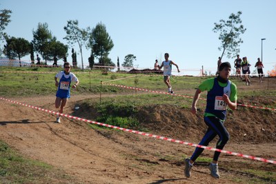 Més de 700 atletes participen a la 28a edició del Cros Vila de Ripollet.