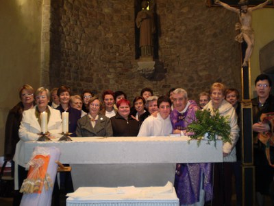 Les puntaires de Ripollet fan una ofrena a la parròquia de Sant Esteve.