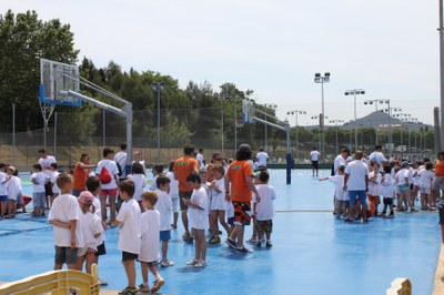 Centenars de nens clausuren el curs esportiu extraescolar.
