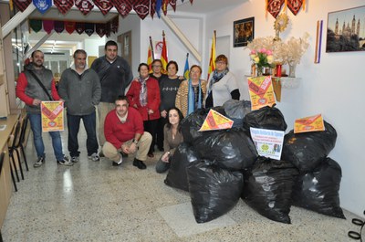 El Centro Aragones col·labora amb APADIR per recollir taps de plàstic.