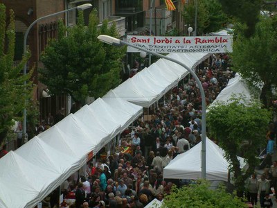 Multitudinària celebració del Sant Jordi.