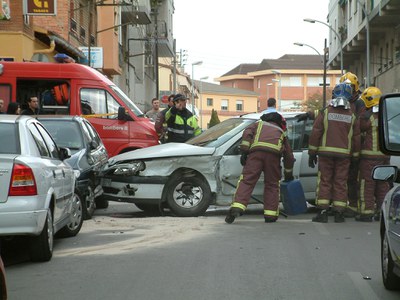 Un accident de trànsit bloqueja el carrer de Pau Casals.
