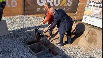 Ajuntament i Generalitat col·loquen la primera pedra de la futura Residència i Centre de Dia.