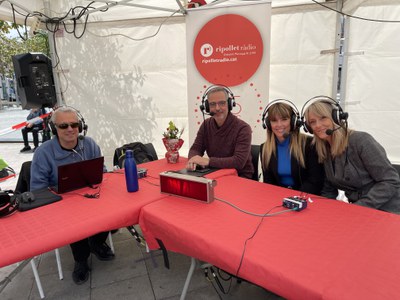 “Temps de llibres” del passat Sant Jordi, Antoni Lozano entrevistant l’aventurer Agustí Carmona, autor de Teranga i les germanes González, de Con maquillaje y tacones: historia de un cáncer..