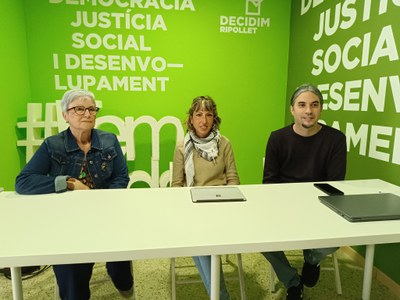 D'esquerra a dreta: Piedad (veïna); la regidora de Decidim, Núria Chaves i l'exalcalde José Maria Osuna.