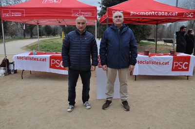 Els portaveus del PSC de Ripollet, Luís Tirado i Bartolomés Egea, al parc de La Llacuna de Montcada.