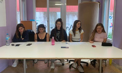 D'esquerra a dreta, les representants del Servei d'intervenció socioeducativa, Cristina Climent, Yaiza Gómez, Aïda Herrera, Gisela Vilar i Maria del Mar Torres..