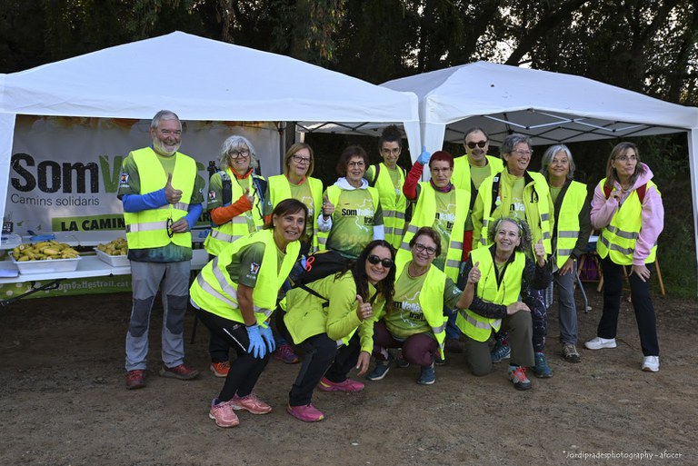 SVT voluntariat.jpg Voluntaris en un punt d'avituallament. Foto- Jordi Prades, AFOCER.jpeg